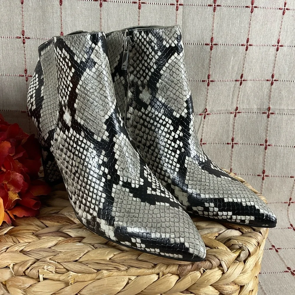 Marc Fisher “Unno” Snakeskin Embossed Ankle Boots Pointed Toe Heeled Bootie 6.5 - Picture 2 of 7